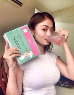 curicuripicbini:  kongsiawek:  Tasha Shila selfie tayang tetek. Kan sama handphone dia tu..  Sama2