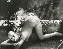 vivipiuomeno:  Helmut Newton (German-Australian, 1920-2004) Smoking Nude, Beverly Hills - 1991 