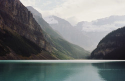 valinoreva:  on the shores of lake louise by manyfires on Flickr.