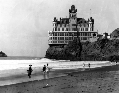maisons-et-chateaux:Vie et mort de l'Hôtel restaurant Cliff House à San Francisco (1896 – 1907).Détruit le 7 septembre 1907 par un incendie qui fit suite à un tremblement de terre.
