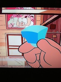 littledarlingmouse:  I found a portrait of Rose Quarts in Frybo! And its not this little small one, its huge! I also believe they covered her face on purpose. I was also wondering if anyone else saw this?  Yea, there&rsquo;s a big portrait of Rose Quartz