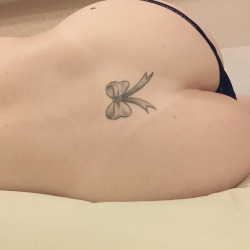 pinkblond:  Adoro tatoo . Vc tem ? Me mostra… I love tatoo. You have ? Show me…