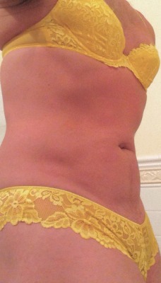 nmbiguythings:  ellipsis99:  sohard69:  💛 Wife’s choice Sunday 💛  Looking good in them as well!   your wife has good tastecan i have a taste of you  But of course 💛