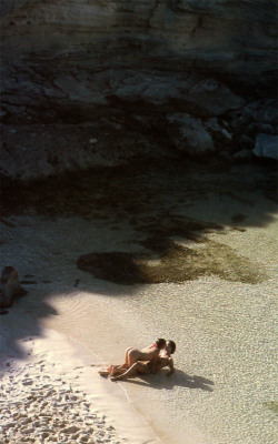 loveinaromanticcity: From Life’s a Beach 2 by Rennie Ellis. Rottnest Island Western Australia, late 1980s 