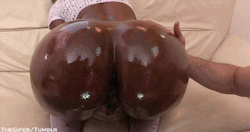 vaginati:  Omg she’s so dark I thought she was covered in chocolate sauce