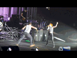 istillloveparamore:  kjo3490:  lovesickparawhore:  dreamingisfreee:  justanothersarcasticbrit:  Just had to make these. The Misery Business splits at Madison Square Garden, that Christian Brown guy is a boss. (video credit)  Just a normal Paramore show.