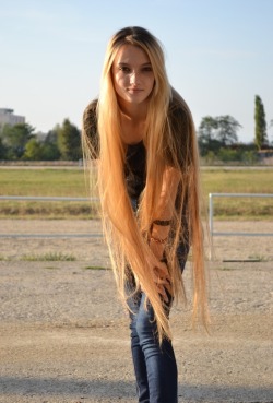 adore-long-hair:  amazinglonghair:Follow if you love her hair!  :) Fantastic !