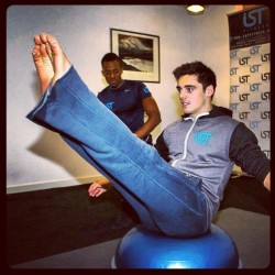 2manykinks:  barefoot-famous-men:  Chris Mears (English diver)  A V-sit while barefoot in blue jeans!  I am liking this. 