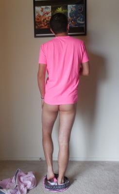 rainbowsourskittles:  My pink shirt &amp; cute boy butt.