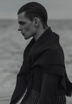 manniskorarkonstiga:Gediminas in Surface photographed by Ricardo Santos and styled by Joel Alves for Fucking Young! Online