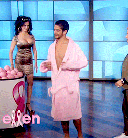 papertownsy:  Tyler Posey getting dunked on Ellen for breast cancer 