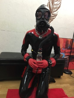 sfrubberboi:  Just some rebreathing of @bootedray’s piss with my new gasmask! 