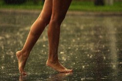 submissiveinclination:  It’s raining…   ~tippy toes~ 