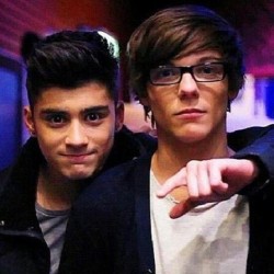 Zouis!!!! Who else loves Lou with glasses??? DEAD. 