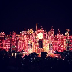 THE best Christmas light display is at It&rsquo;s a Small World #disneyland  (at Disneyland Park)