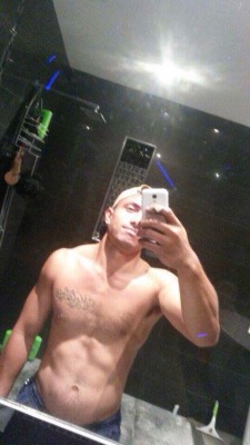 creme-one:  skuxislandchubz:  polylads:  Tongan  I’ve been with him lol he’s hot  Fuck! What a hot cunt.