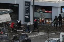 concentratedridiculousness:  Since apparently no one outside the Jewish community cares about this, I thought I’d make a news report. This morning a gunman with suspected links to the Charlie Hebdo attack took multiple hostages in a Kosher supermarket