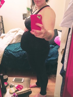 pregnantpiggy: Not even halfway through this pregnancy and I look full term 
