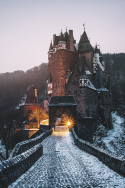 captvinvanity:  Johannes Nollmeyer | Eltz Castle in the Morning  I would love to live here