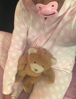 littleprincessaubrey:  littleirishxo:  love those jammies! im gettin a pair sooon :)  thanks :-) &amp; YAY!!!! Cold weather is my favoritest and i gets to wear all my cute jammies ^-^