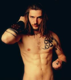 long-haired-men:  Juu Fimbulvetr   Eyes and washboard abs.