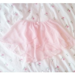 funeraldreams:  mama bought me new ballet shoes for the start of dance and also a pretty ballet skirt! it’s a child size 12-14 so it’s a little too short but it still fits haahaa 
