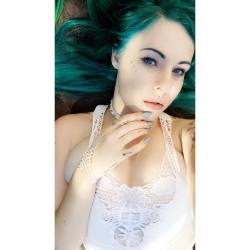 Don&rsquo;t forget about premium 💚💚💚💚   #babydoll #blueeyes #comfy #dermals #enchantedforest #fanks #greenombrehair #greenhair #grass #lace #model #maccosmetics #nature #nuckletattoos #opi #outsideshows #peace #premium #peircings #sun #stoner