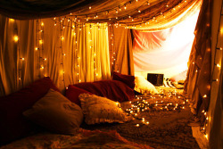 moniquill:  whatbeautifulis:  onesmallvoiceintheuniverse:  sleepinginthelilies:  I need a blanket fort buddy   yes please  These are all perfect.  Why doesn’t my bedroom look like this I want a sexy cuddle fort. 
