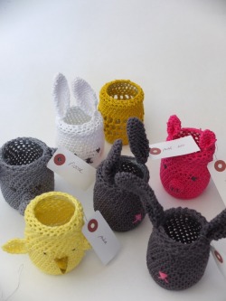 podkins:  Aren’t these little Jar Cozies amazing??  Found over at the French blog Mamoizelle K, there is a great written pattern for these cuties.  If you’re not clear on the translation, Google Translate does a good job! 