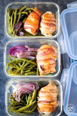 foodffs:  An easy meal prep friendly sheet pan meal! These juicy bacon wrapped chicken thighs and roasted green beans will give you something to look forward too! Gluten Free + Low Carb + Paleo Click here for the recipe!Follow for recipesIs this how you