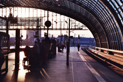 angelsairwavesx:  dyran:  berlin hauptbahnhof, früh morgens  Perf 
