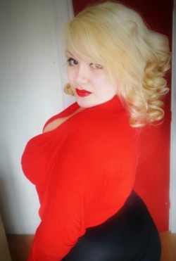 Chessieness:  Ahhh My Curves Are All Out Today!  Looking Hot