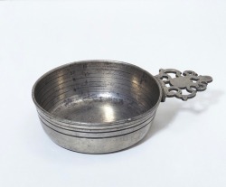 Bleeding dish, 18th c. When blood was taken from patients in the 18th century, it was usually drained into small bowls with a single handle, known as porringers. These bowls were chiefly used for soft foods like soup and porridge, but those made specifica