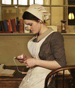 shipssabriel:  vulcangrapefruit:  youremybrandnewday:  STOP IT STOP IT NOW THIS IS SO VERY WRONG  #nothing like people in period clothing using modern technology  this is beautiful 