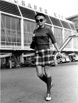 60s-girl:  french-sixties:  France Gall.  One of my favorite 60s photos! She is so stylish. 