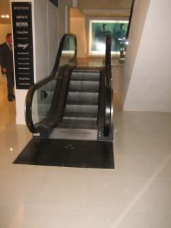 WTF, a FOUR STEP escalator?!? Ye gawdz &hellip;