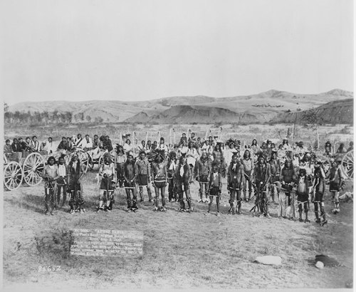La tribu de Big Foot à Cheyenne River en 1890, avant l’hiver et le massacre de Wounded Kneehttps://painted-face.com/