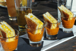 hil-arrr-y:  &ldquo;Grilled Cheese Mac &amp; Cheese in Shots of Tomato Soup&rdquo; I could eat a platter of these right about now. 