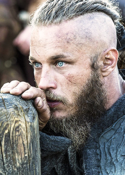 One of my favorite descriptions of Travis Fimmel’s eyes comes from Clive Standen during an interview for LoveFilm Germany, he called them “firecracker eyes”.