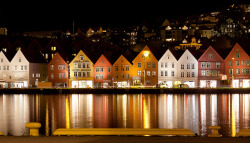 yeswhitenights:  Bergen by night by KronaPhoto