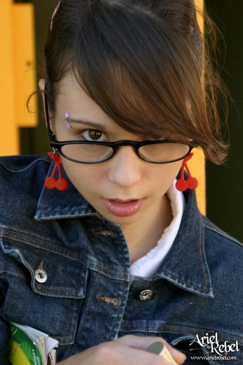 fashionable-pessimism:  Girls with glasses…