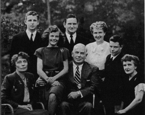 jade-polyloveninja:  William Moulton Marston, creator of Wonder Woman, psychologist, inventor, and polyamorist, with his family. Marston is seated in the center, that’s Olive in the white blouse behind his shoulder, Elizabeth is in the right corner