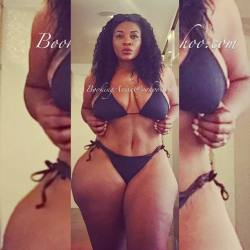 alcapone78:  anisasothick:  I bought sand to the beach cause my beach is better 😉 (at South Beach, Miami)  Damn 