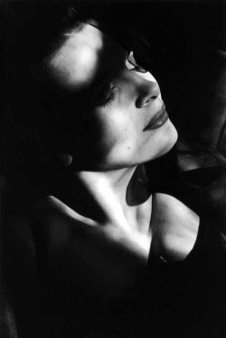 hauntedbystorytelling:    Édouard Boubat :: Juliette Binoche, 1994 / more [+] by this photographer   
