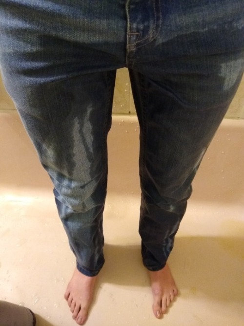 wetyourpants:  The challenge I gave myself for today’s hold was to pretend like I was in public and be as subtle as I could: no crossing my legs until I absolutely had to, no holding myself unless I was going to leak if I didn’t. I waited until I
