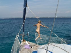 Strong swimmers love to swim naked when sailing.