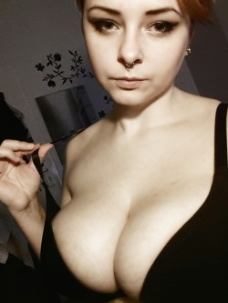 mysirensound:  I think it makes sense that people sometimes ask me if my boobs are fake. Also, eyeliner on point.
