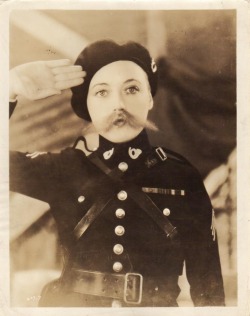 Femme soldat moustachue