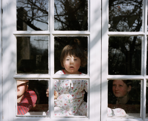 gai-hu:mymodernmet:England-based photographer Sian Davey’s photo series Finding Alice is a touching illustration of family life featuring her daughter Alice, who was born with Down syndrome. In Davey’s words, ”I wonder how it might be for Alice