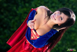 mwisaw:  Cosplay ==&gt; Superman / Wonder Woman http://mwisaw.tumblr.com/ 